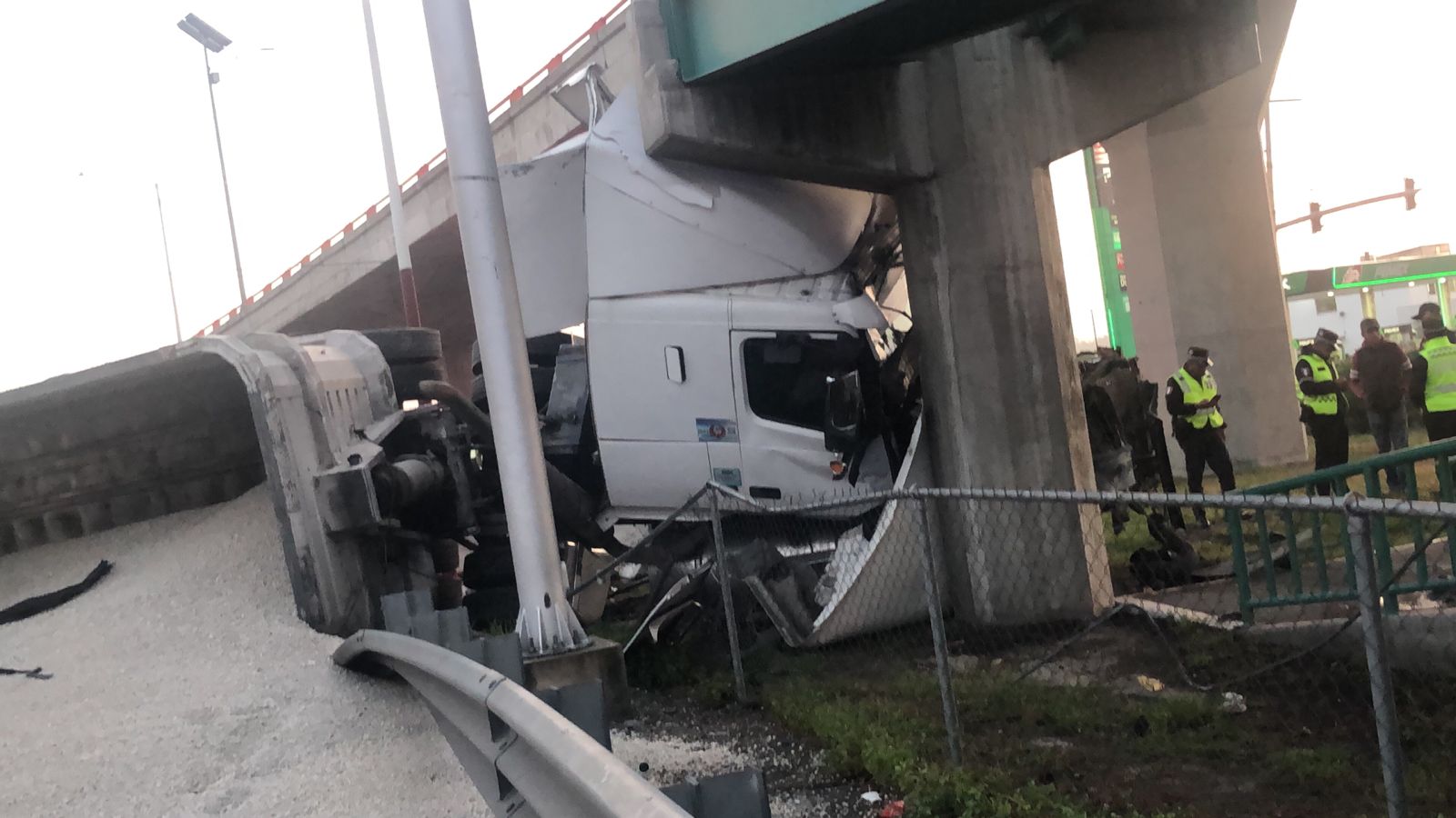 Tráiler choca contra puente peatonal en la Texcoco-Lechería - CR ...