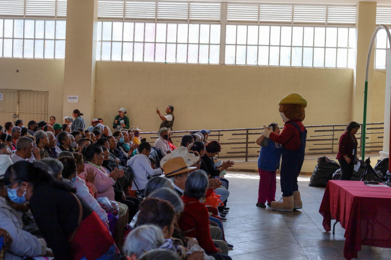 Entregan uniformes a adultos mayores en Texcoco - CR Comunicación